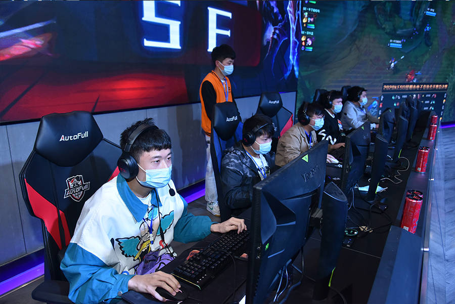 现他在门前 现他在门前